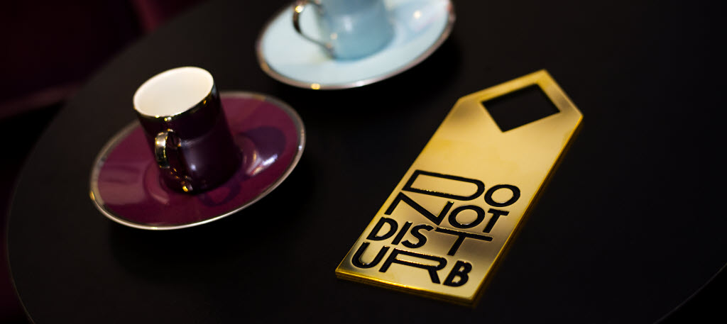 Copyright: : Jimmy Eriksson AB, Tomtebogatan 30, 113 38 Stockholm, +46 703 73 44 29, info@jimmyeriksson.se Do not disturb sign in gold and black